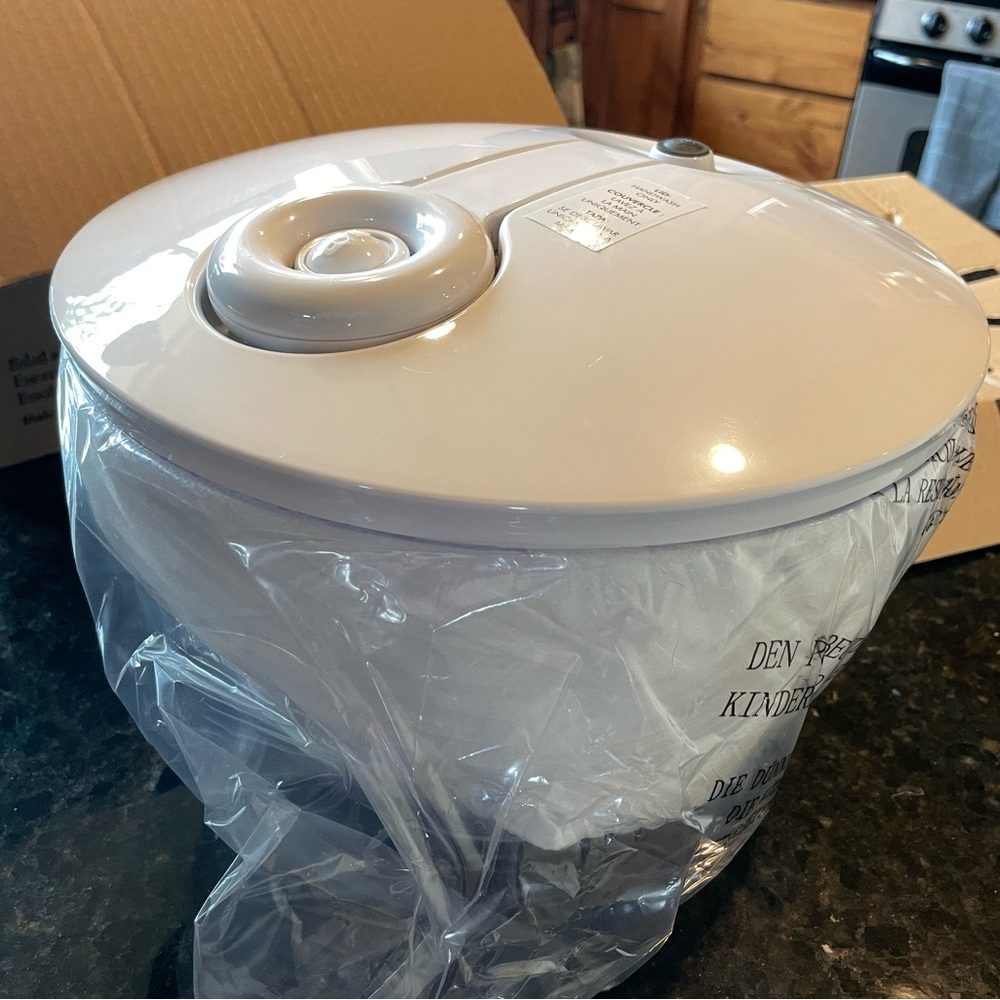 The Pampered Chef Salad and Berry Spinner